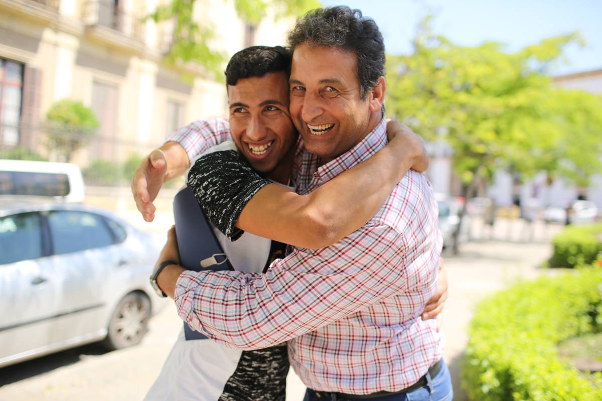 Hicham abraza a Benítez, presidente de Alma de África, tras recibir sus papeles.