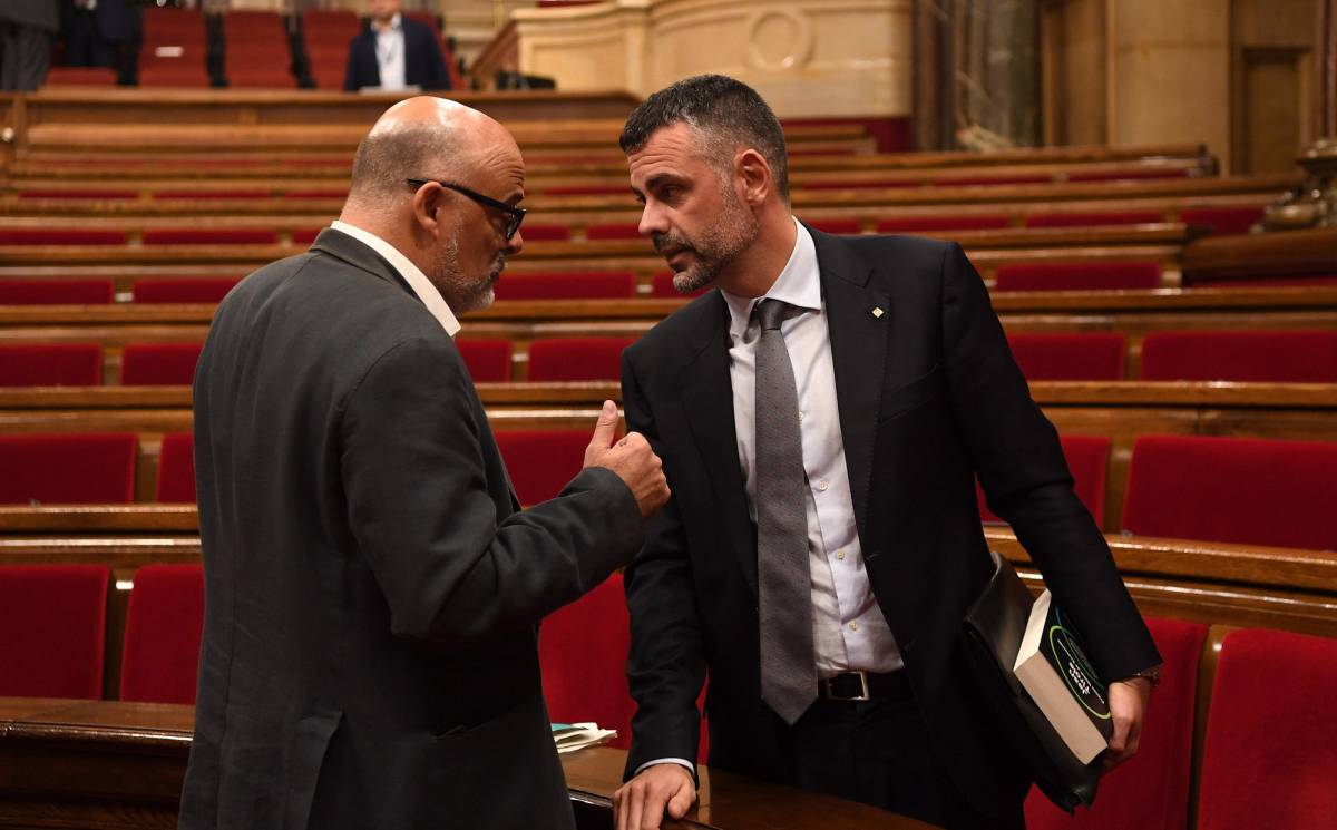 Santi Vila, hablando con Lluís Corominas en el Parlament.
