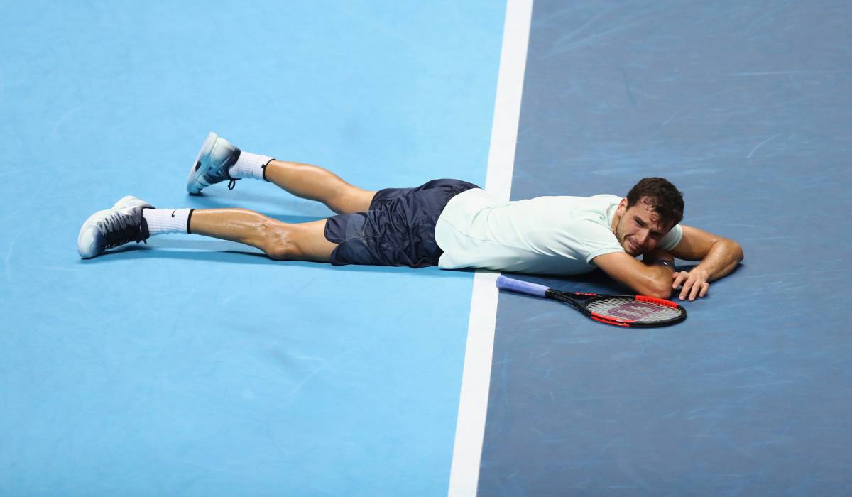 Dimitrov, tendido en la pista nada más ganar la final, ayer en Londres.