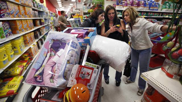 Un grupo de madres de compras en un Target en South Portland, Maine