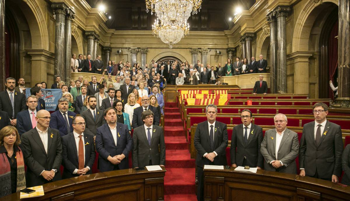El Govern y los diputados de JxSí y la CUP en el Parlament tras aprobar la declaración de independencia.
