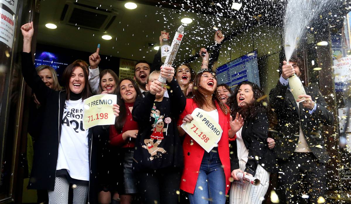 Los trabajadores de Doña Manolita celebran que han vendido décimos del Gordo. Vídeo: imágenes de septiembre de colas para comprar Lotería de Navidad en esta administración, a tres meses del Sorteo.