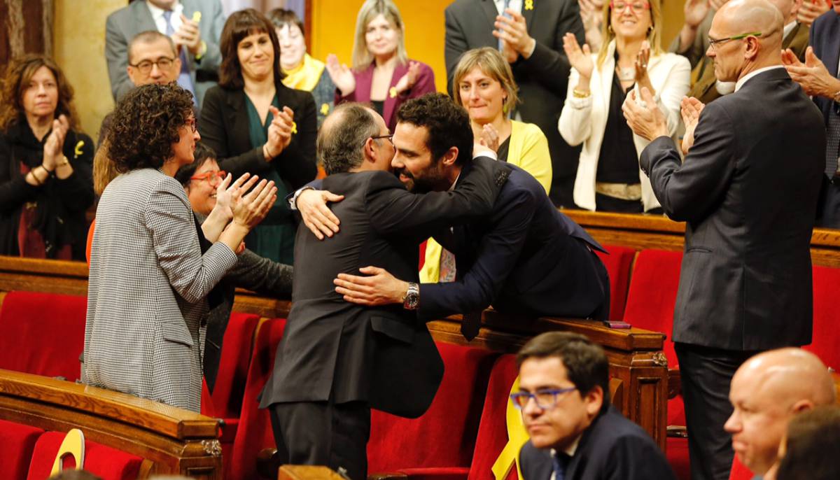 Jordi Turull abraza a Torrent tras ser elegido presidente del Parlament.