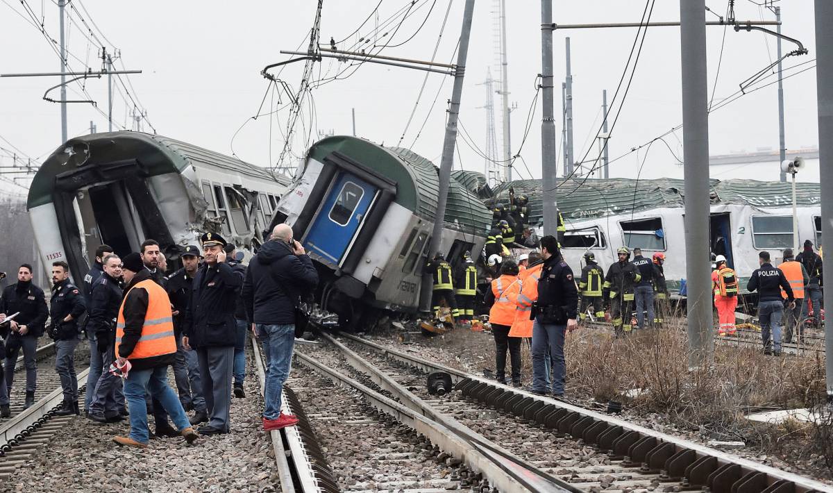 Varios muertos y 100 heridos al descarrilar un tren en Milán