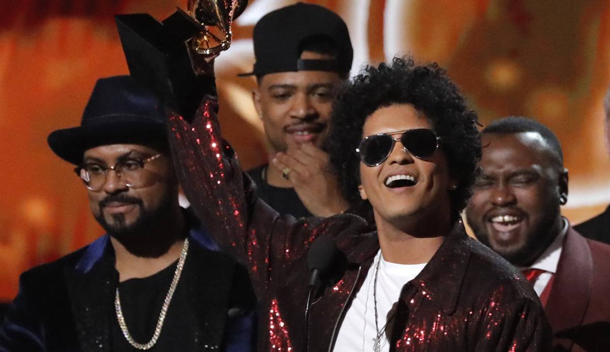Bruno Mars, con el premio Grammy al disco del año.