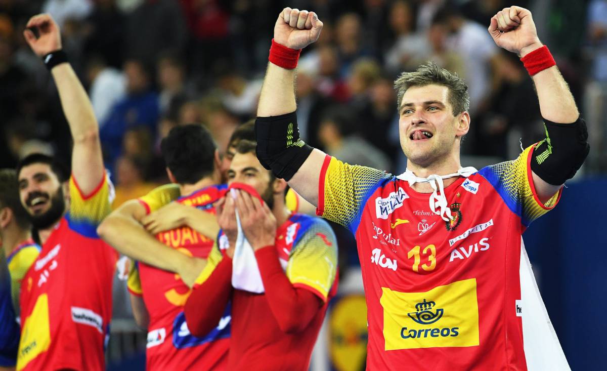 Aguinagalde y sus compañeros celebran el título.