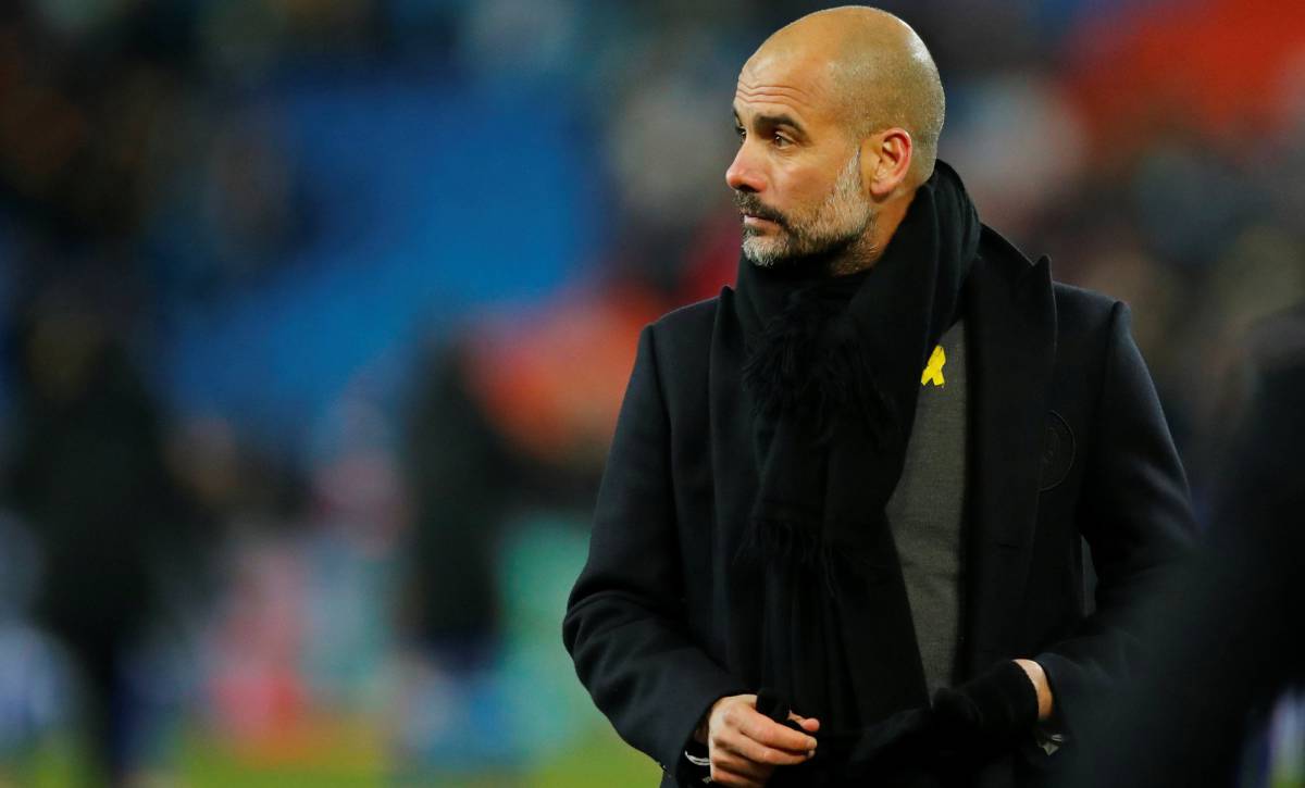 Pep Guardiola, entrenador del Manchester City, con un lazo amarillo en un partido en Basilea el pasado 13 de febrero.