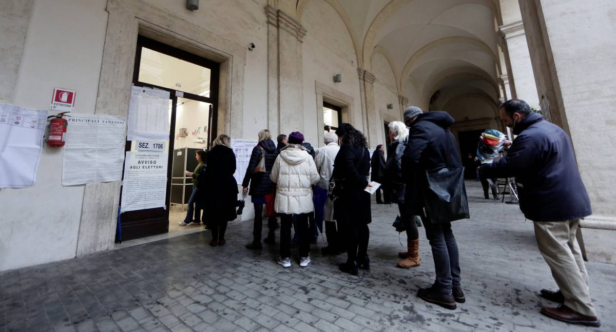 Gente en un colegio electoral, en Roma, este domingo
