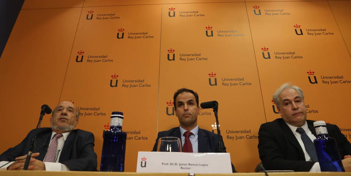 Javier Ramos López, rector de URJC, junto al director del máster, Enrique Álvarez Conde, y el profesor de la asignatura, Pablo Chico de la Cámara.