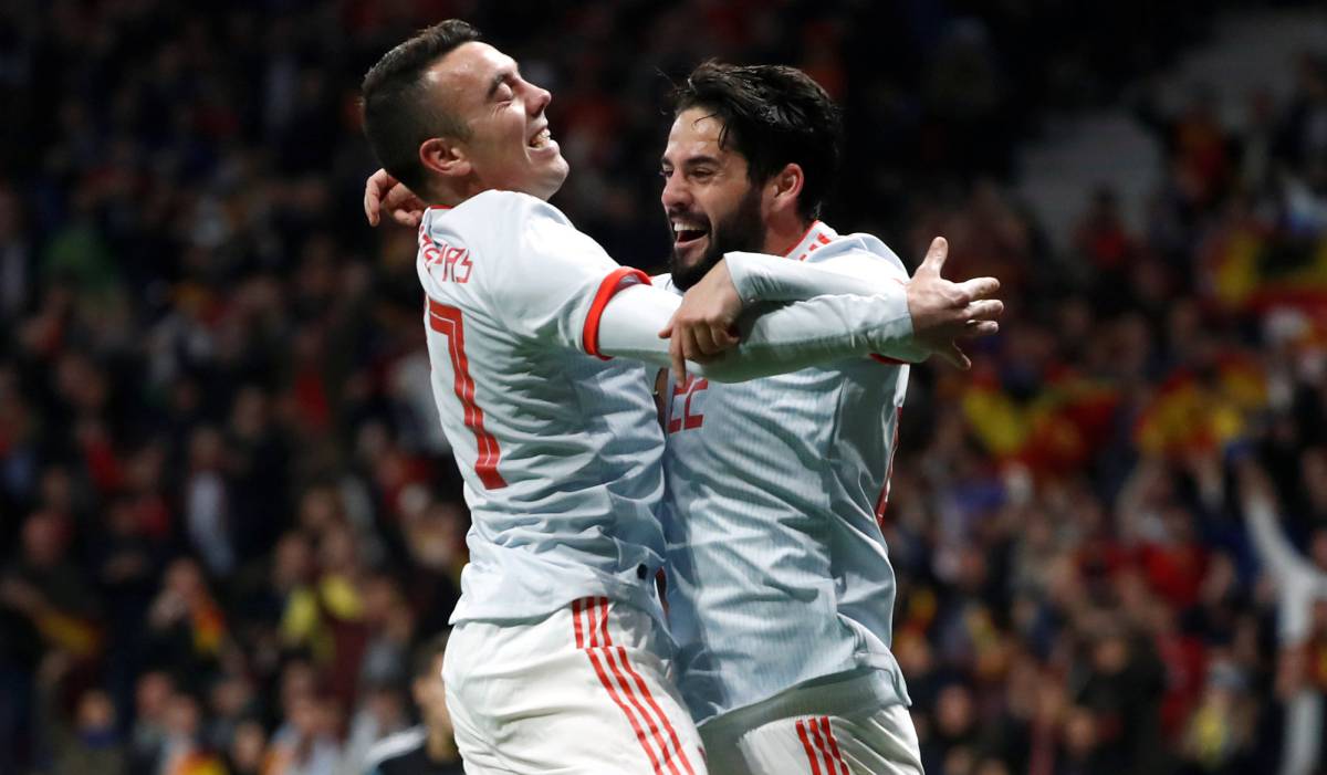 Isco celebra su triplete con Aspas.