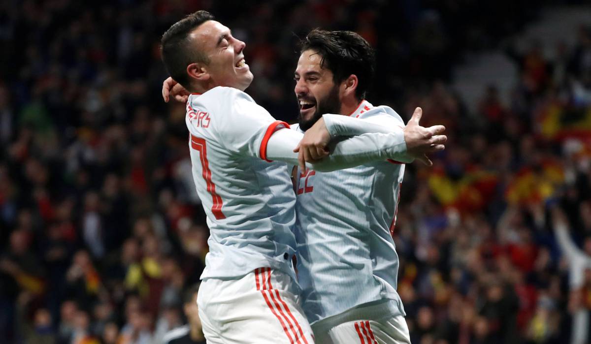 Isco celebra su triplete con Aspas.