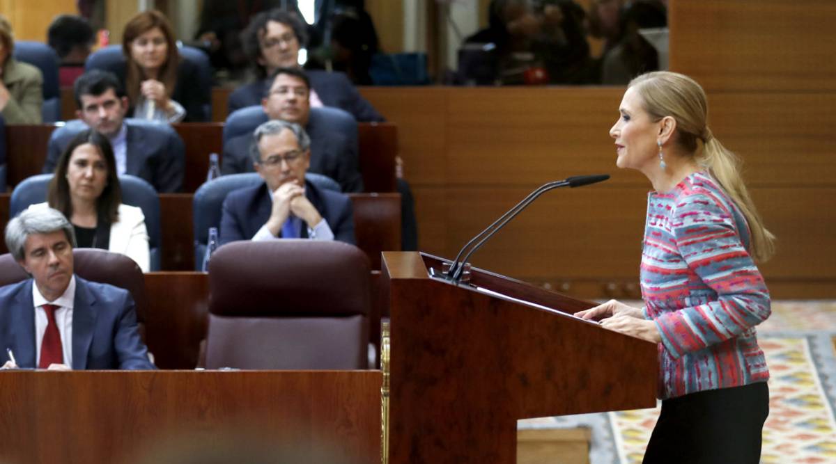 Cifuentes defiende la legalidad de su máster pero no convence a la oposición