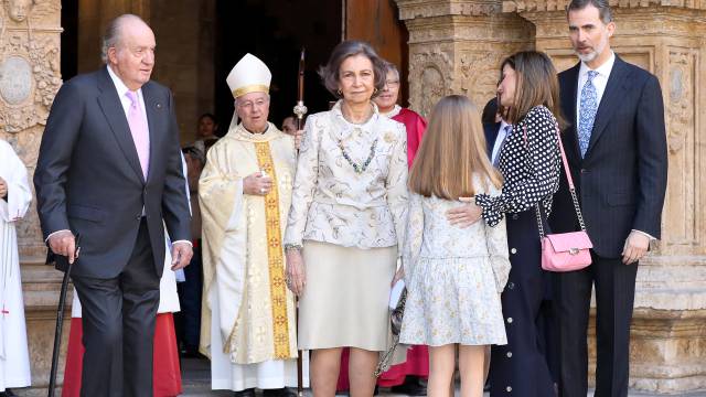 Los reyes eméritos Juan Carlos y Sofía, la princesa Leonor (de espaldas) y la reina Letizia junto a Felipe VI.
