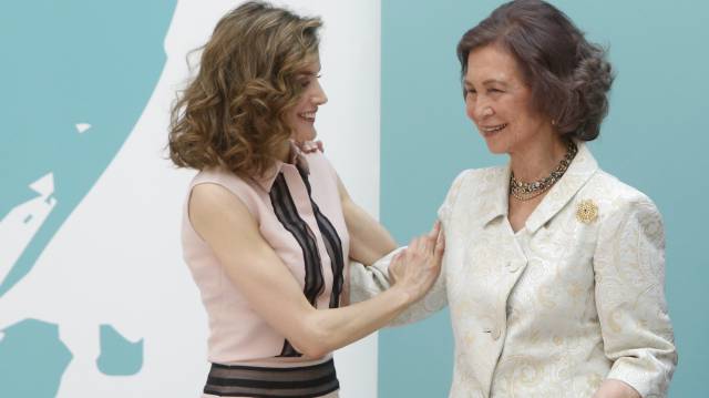 Las reinas Letizia y doña Sofía, en una entrega de premios en 2016 en Madrid.