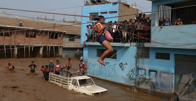 Rescate de una mujer tras las inundaciones de Huachipa en Lima en marzo de 2017.