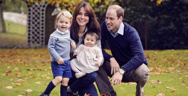 Los duques de Cambridge con sus hijos en 2015.