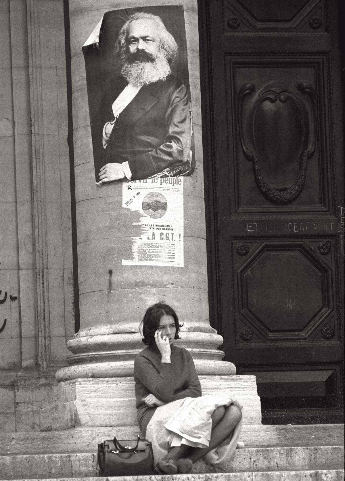 Una estudiante a la entrada de la Sorbona.