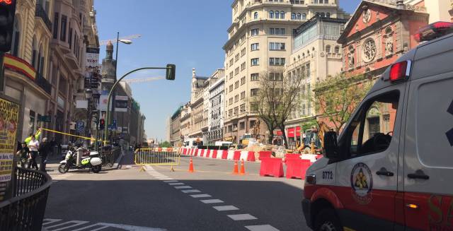 Un escape de gas corta la circulación y el metro en el centro de Madrid