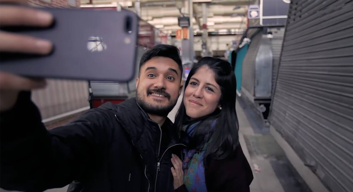 Los venezolanos Anna y Carlos, en un mercado de Madrid.