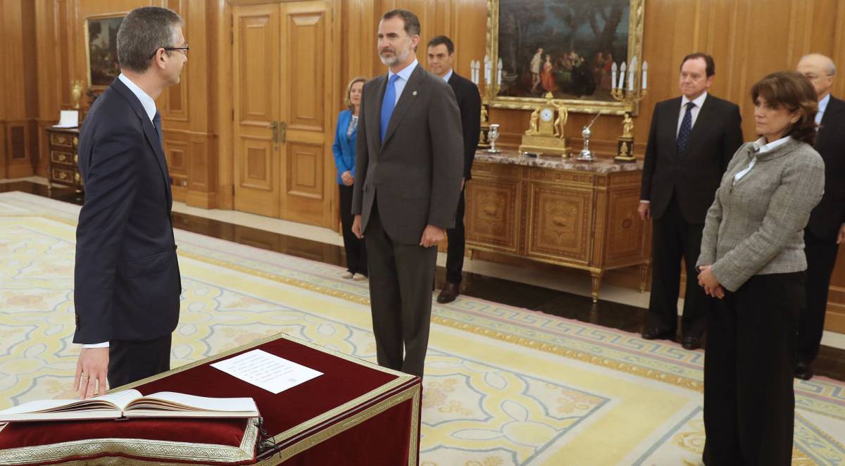Pablo Hernández de Cos promete su cargo ante Felipe VI.