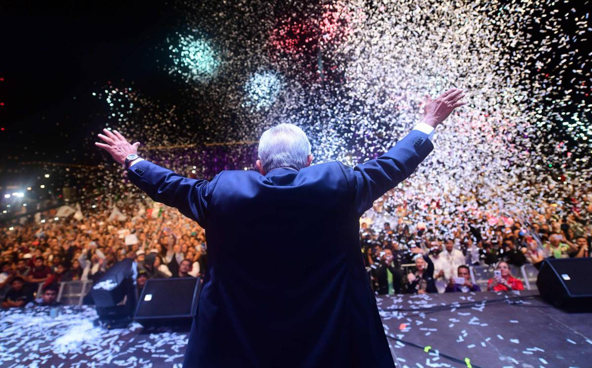 López Obrador celebra la victoria con sus seguidores.