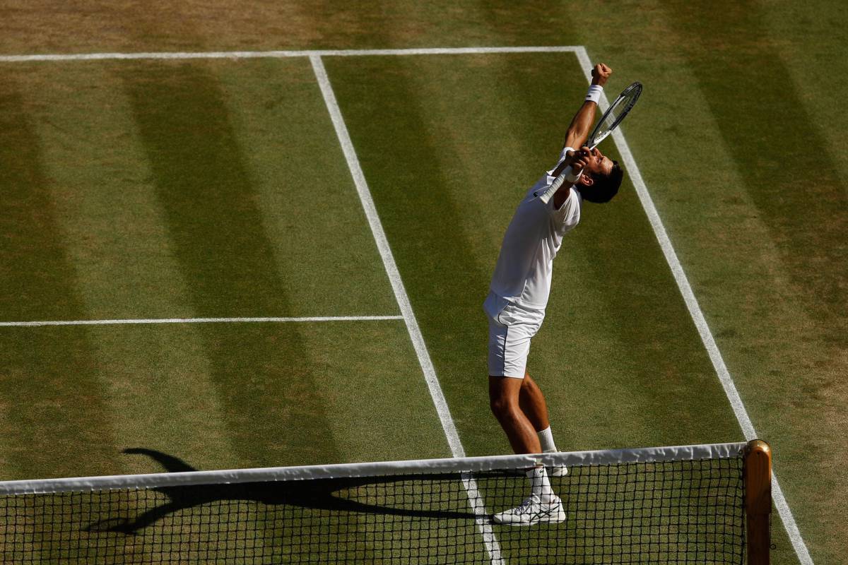 Djokovic celebra su triunfo contra Anderson en la final de Wimbledon.