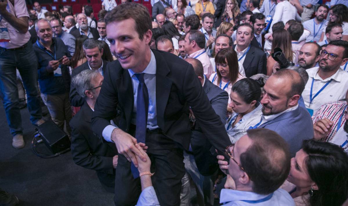 Pablo Casado vence en el congreso del PP y consuma el giro a la derecha