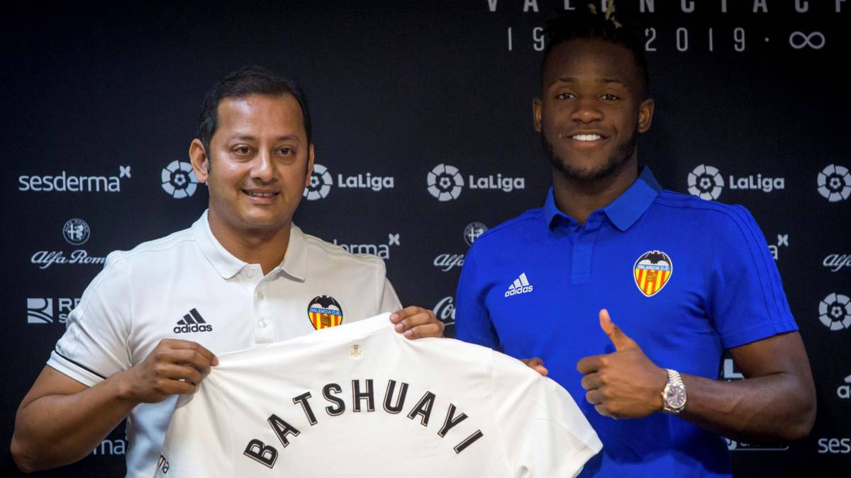 El delantero belga Michy Batshuayi en su presentación con el Valencia, este domingo.