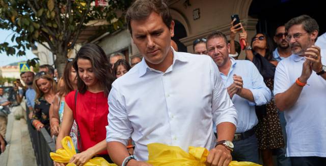 Rivera y Arrimadas retiran lazos amarillos en un pueblo de Barcelona