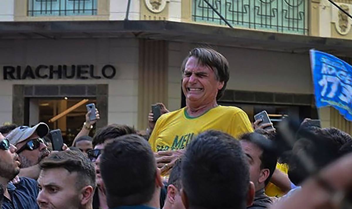 Jair Bolsonaro gesticula tras recibir una puñalada este jueves en Juiz de Fora, en el Estado de Minas Gerais.