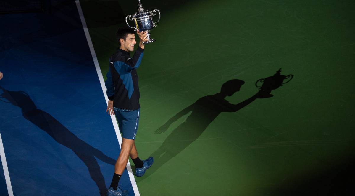 Djokovic exhibe su trofeo en la Arthur Ashe de Nueva York.