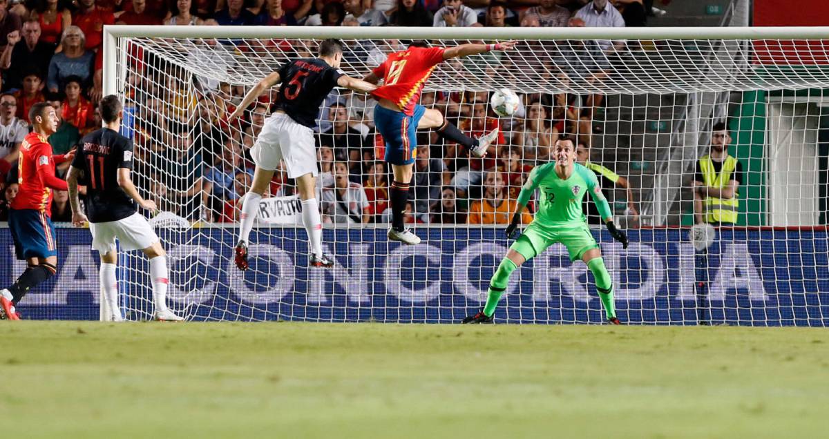 Saúl remata para hacer el primer gol de España-