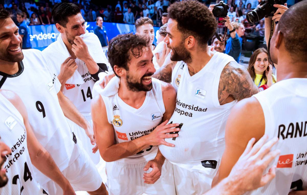 Reyes, Ayón, Llull y Taylor, tras ganar.