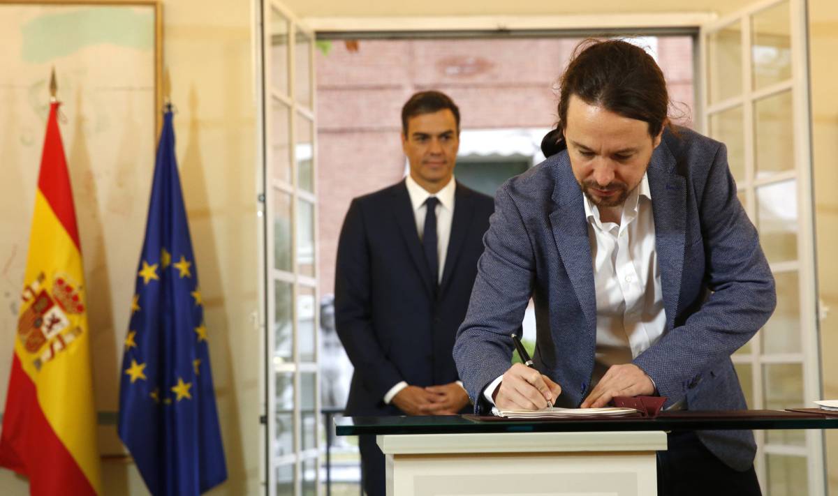 El presidente del Gobierno, Pedro Sánchez, y el secretario general de Podemos, Pablo Iglesias, durante la firma en el Palacio de la Moncloa del acuerdo sobre el proyecto de ley de presupuestos para 2019.