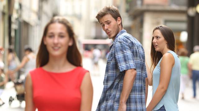 ¿Es sexista el "novio distraído"? Lo que la polémica nos enseña sobre los memes