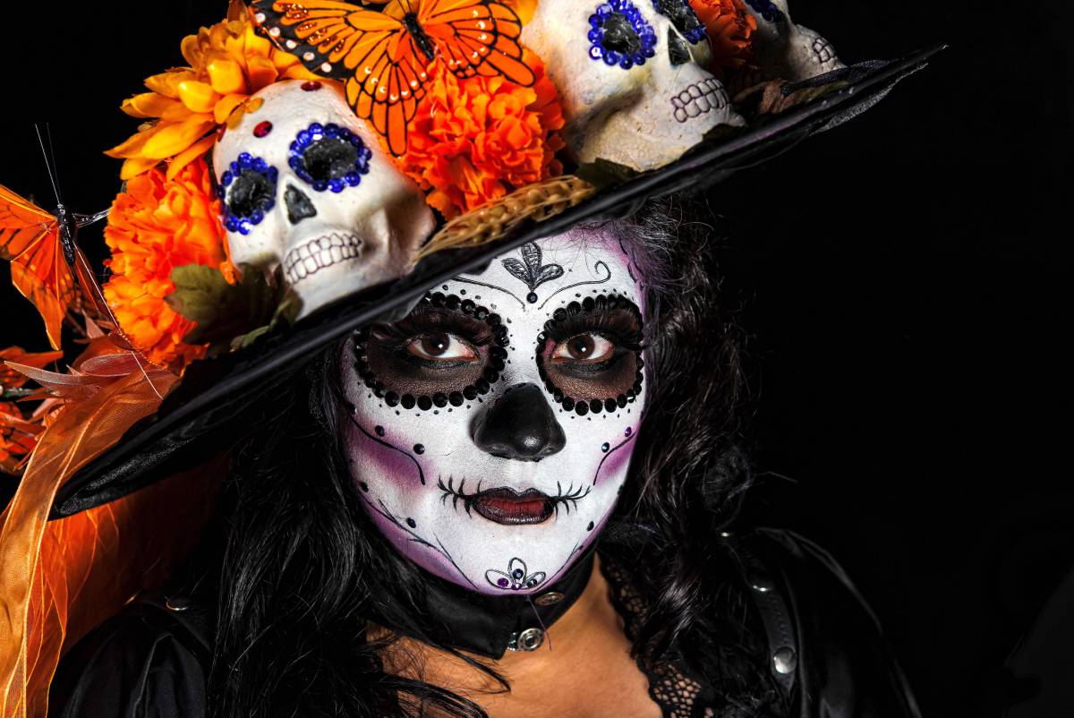 Una mujer maquillada como una 'Catrina' para el Día de Muertos.