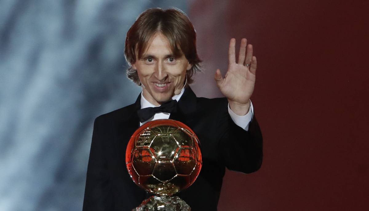 Modric, con el Balón de Oro de 2018.