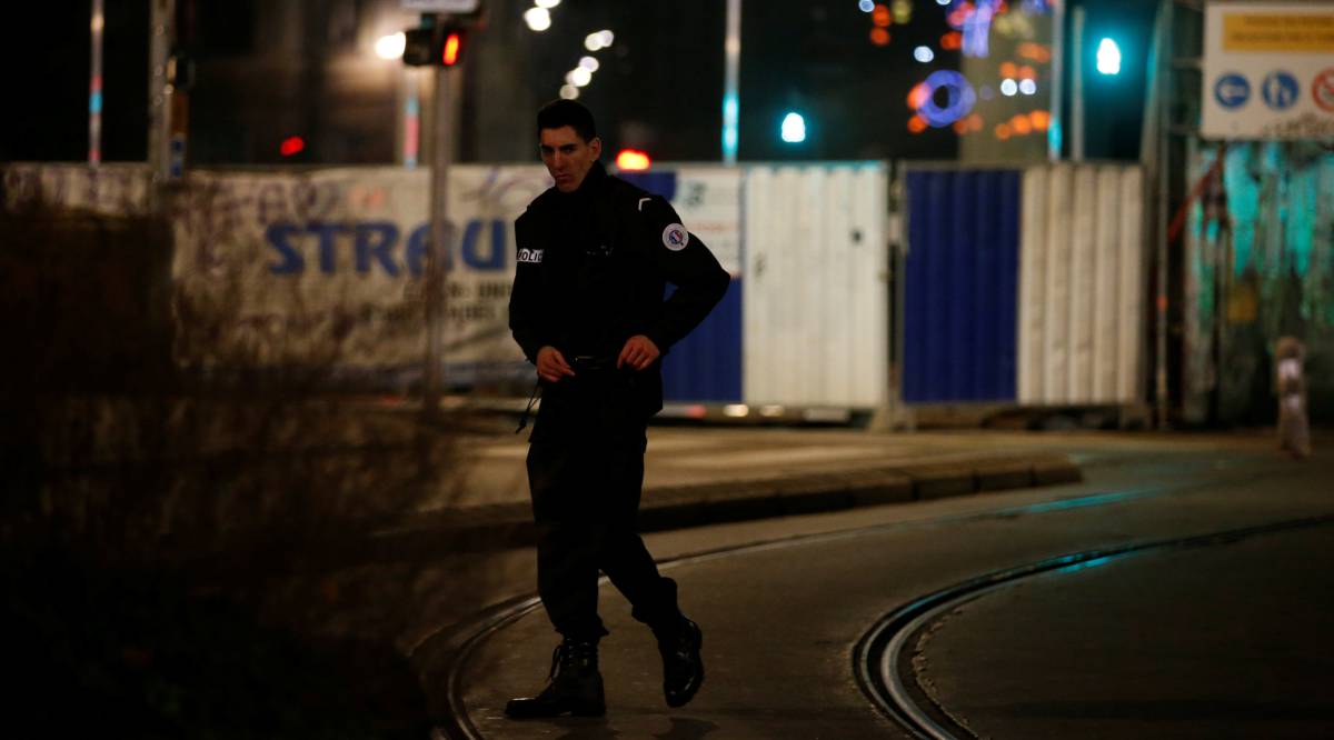 Un policía en una calle cercana al tiroreo en Estrasburgo.