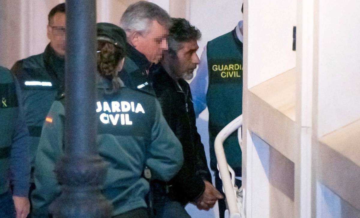 GRAF993. VALVERDE DEL CAMINO (HUELVA), 21122018 - El asesino confeso de la joven zamorana de 26 años Laura Luelmo, Bernardo Montoya (c), a su llegada a los juzgados de Valverde del Camino (Huelva), donde está pendiente de comparecer y prestar declaración ante la jueza, que deberá determinar la situación procesal en la que queda. EFERaúl Caro