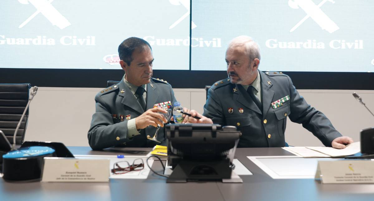El coronel Ezequiel Romero, jefe de la comandancia de la Guardia Civil de Huelva (I) y Jesús García, teniente coronel de la Unidad Central Operativa, OCU.