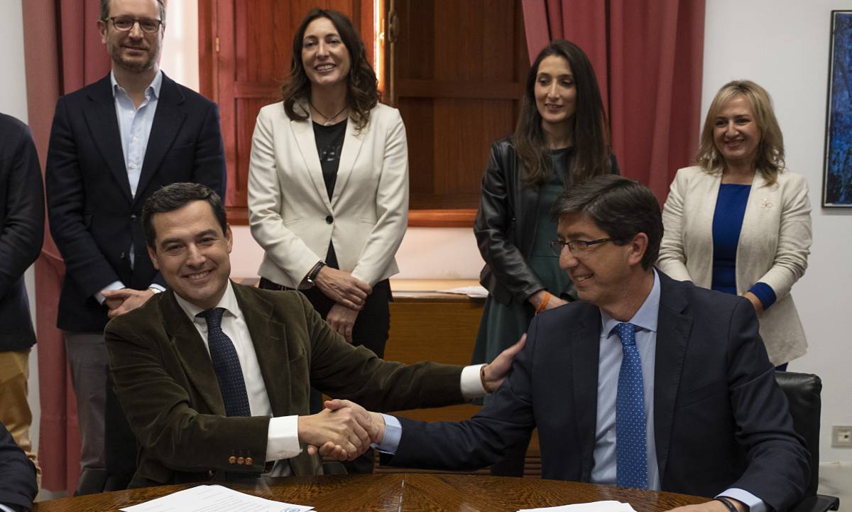 Moreno Bonilla y Juan Marín, tras firmar el acuerdo.