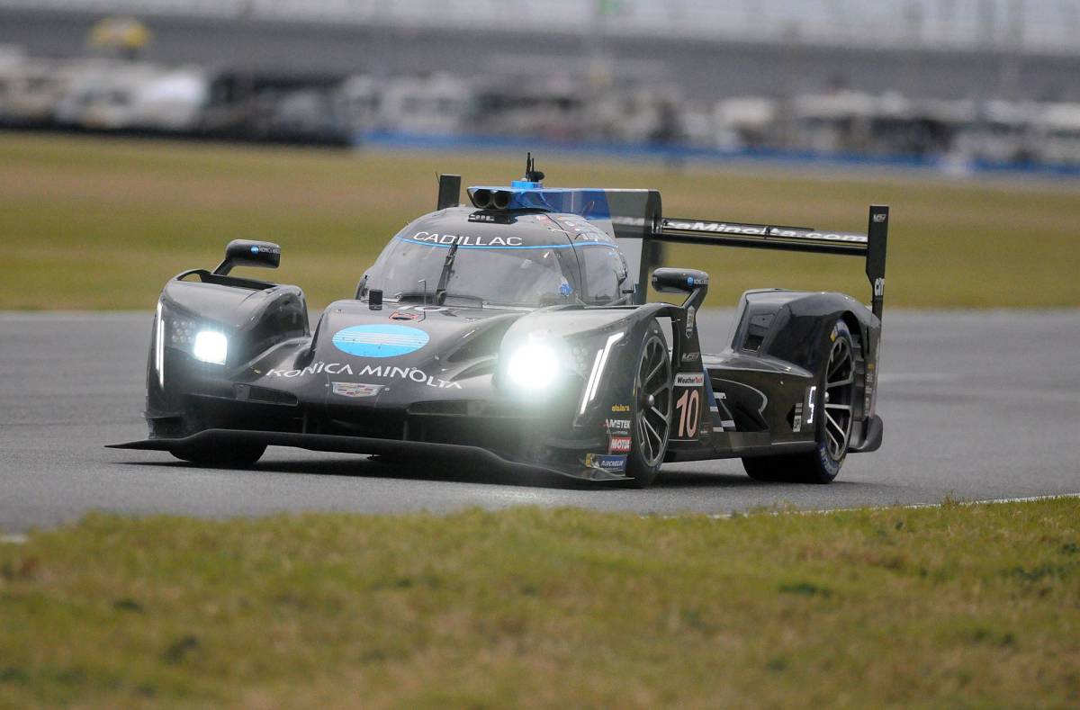 Fernando Alonso conduce el Konica Minolta Cadillac en Daytona.
