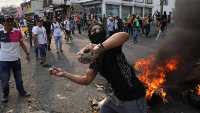 Las últimas noticias sobre la crisis de Venezuela, en vivo: primeros incidentes en la frontera con Colombia