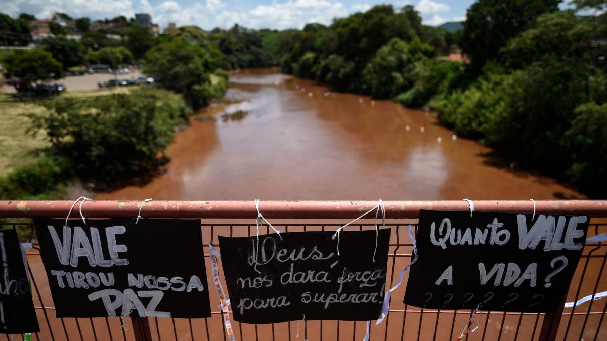 Faixas de protesto sobre a ponte do rio Paraopeba.