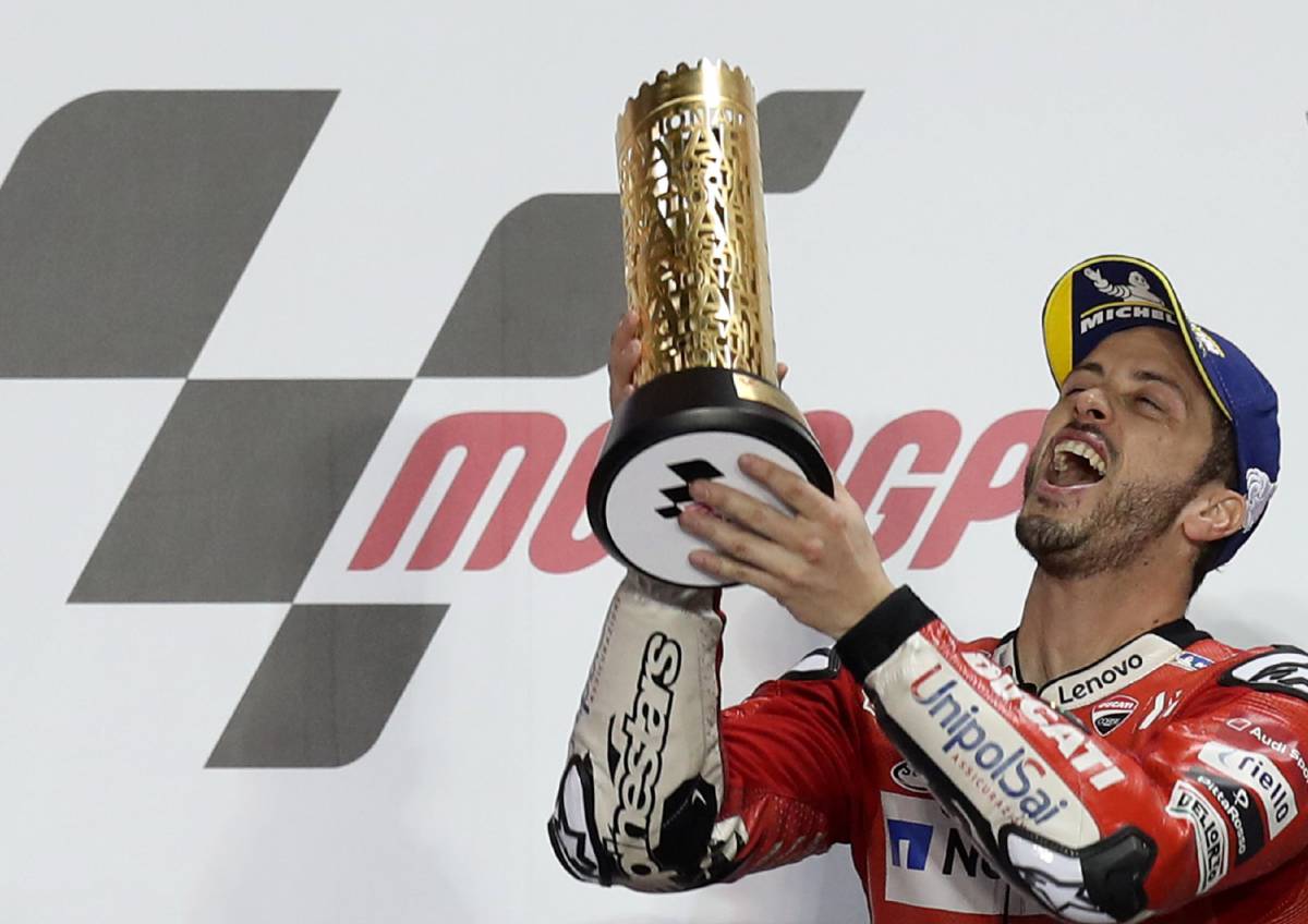 Andrea Dovizioso gana la primera carrera, en Qatar.
