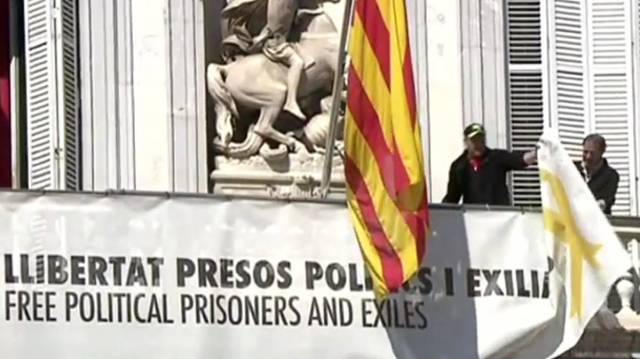 Consejeros de ERC retiran los lazos antes de que lo hagan los Mossos