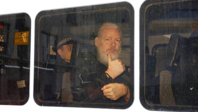 La policía británica detiene a Assange después de que Ecuador le retirase el asilo diplomático