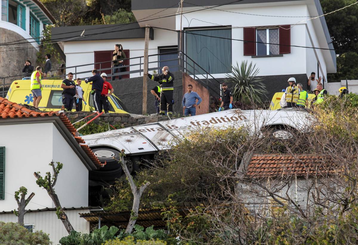 Al menos 28 muertos al caer un autobús turístico sobre una casa en Madeira