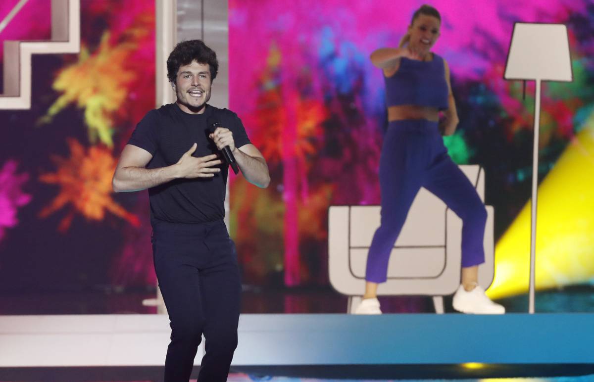 Miki Núñez intrepreta 'La venda' en Eurovisión.