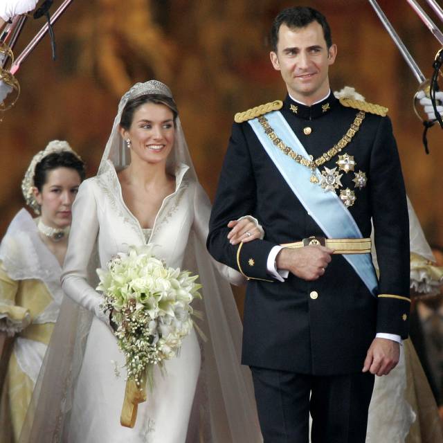 Los Príncipes de Asturias salen de la catedral de la Almudena el día de su boda